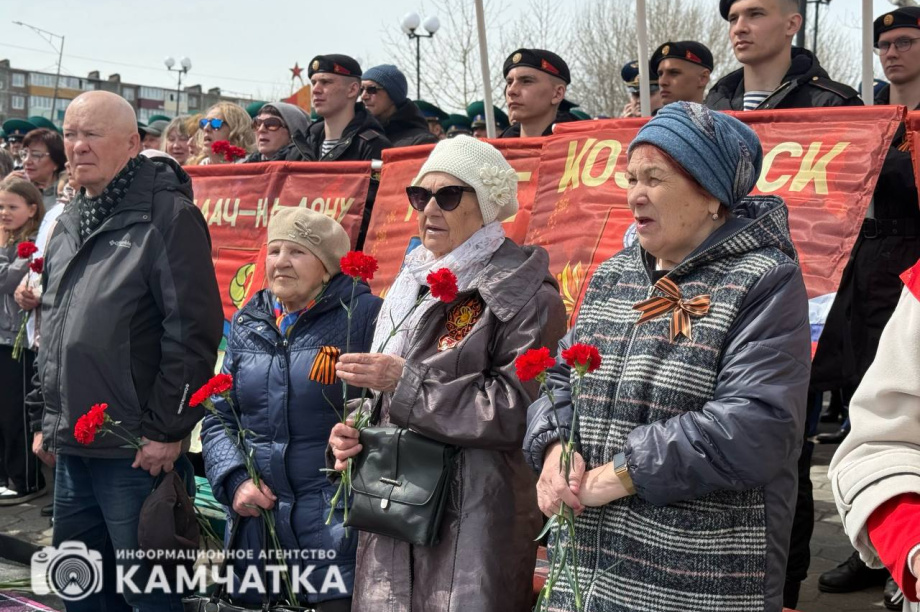 Камчатка почтила память героев Великой Отечественной возложением цветов. Фото: ИА "Камчатка". Фотография 26