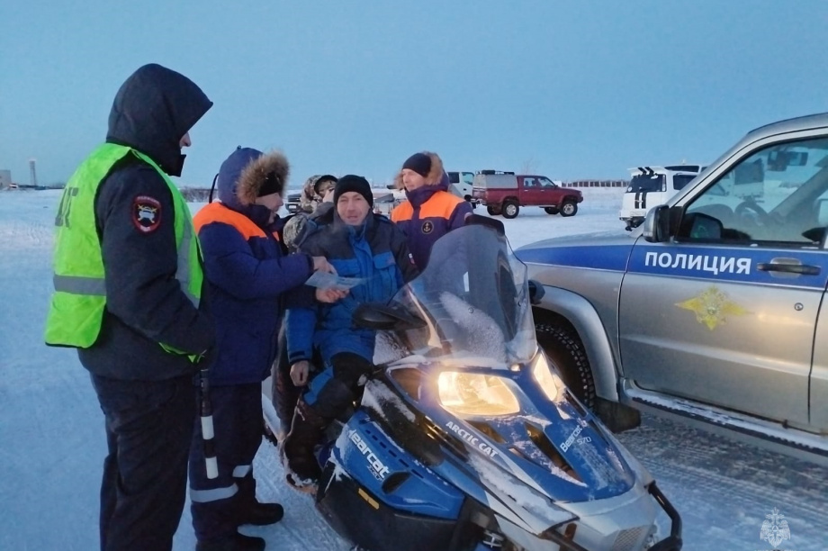 Лед Нерпичьего озера на Камчатке не прощает ошибок. Фото: ГУ МЧС России по Камчатскому краю