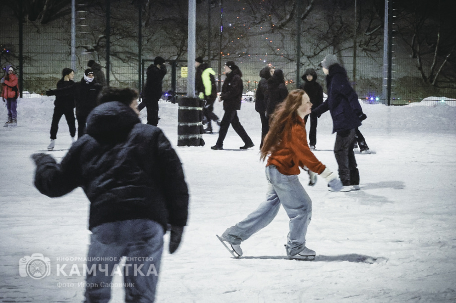 В столице Камчатки открылись катки (фоторепортаж). Фото: «Камчатка Сегодня» \ Игорь Сафончик. Фотография 5