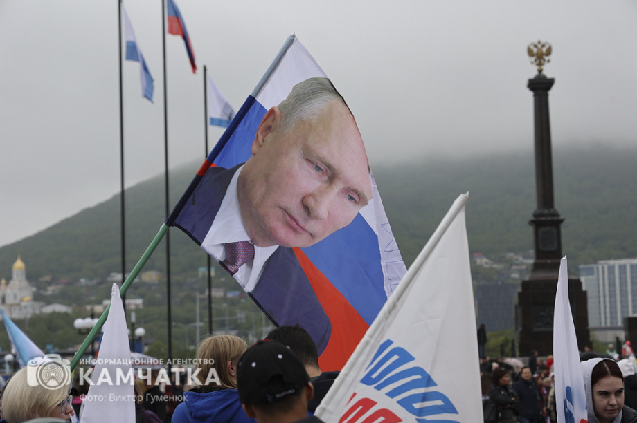 День России отметили на Камчатке многонационально, с митингом, концертом и детскими забавами. . Фотография 3