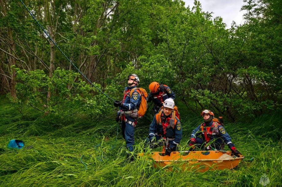 Камчатские спасатели отработали высадку в лесу без парашютов. . Фотография 5