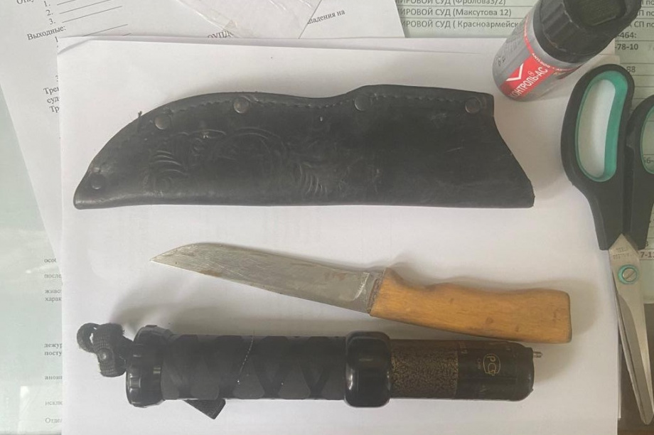  Арсенал «запрещенки» изъяли судебные приставы у входа в зал заседаний. Фото: пресс-служба УФССП России по Камчатскому краю и Чукотскому АО.. Фотография 2