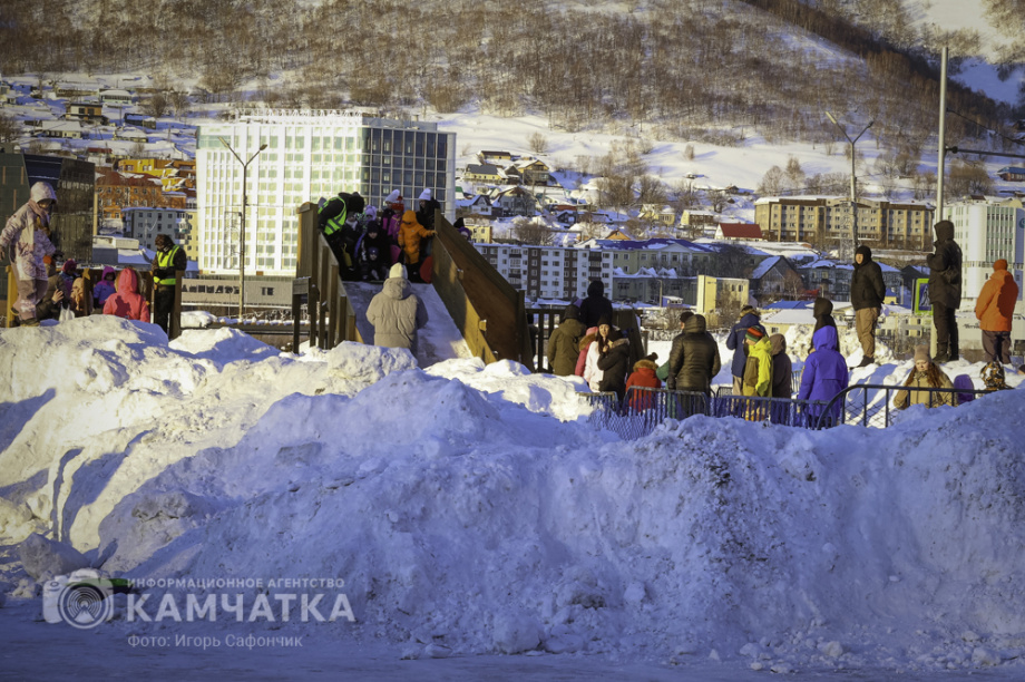 В Петропавловске-Камчатском продолжаются новогодние развлечения (фоторепортаж). Фото: «Камчатка Сегодня» \ Игорь Сафончик. Фотография 24