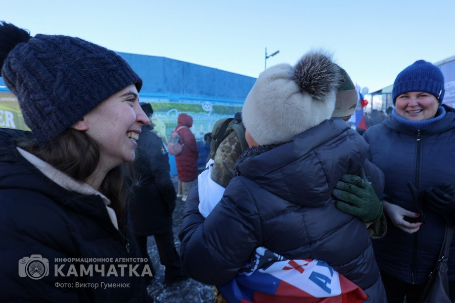 Это радость со слезами на глазах — самолёт с мобилизованными бойцами СВО прилетел на Камчатку. Фото: Виктор Гуменюк . Фотография 22