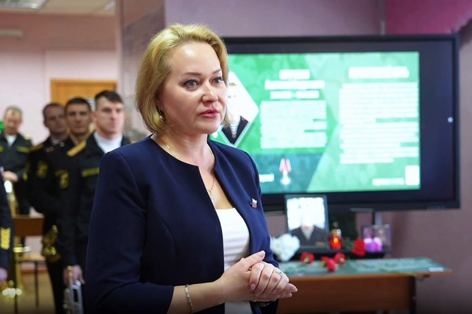 В школе №41 на Камчатке  появилась «Парта Героя» в честь Анатолия Остришко. Фото: Дума ПКГО. Фотография 3