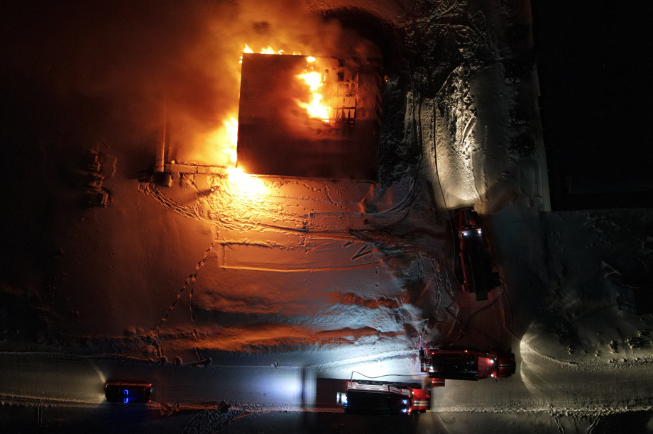 Жилой дом сгорел в посёлке Молодёжный на Камчатке. Фото: Денис Денисов. Фотография 4
