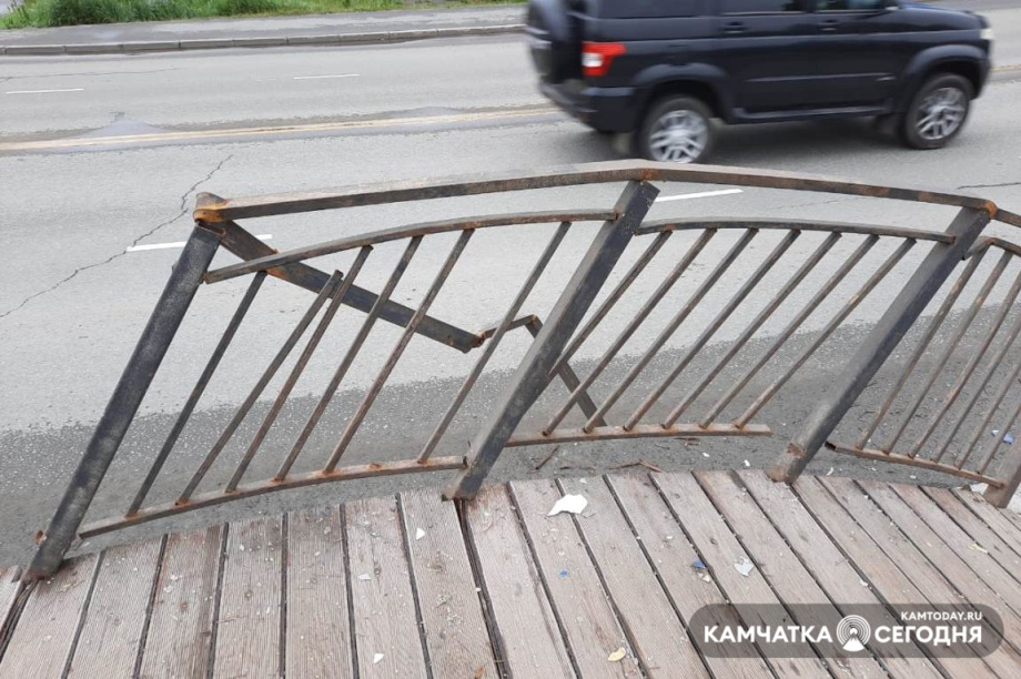На Озерновской косе автобус врезался в пешеходный мостик и сломал его. Фото: информационное агентство "Камчатка". Фотография 3