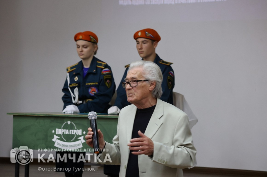 «Парту Героя» открыли сегодня в школе Петропавловска. фото: Виктор Гуменюк. Фотография 18
