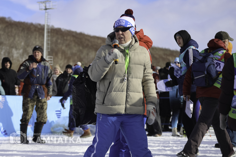 Лыжня России 2026 на Камчатке: полторы тысячи участников объединились на старте. Фото: «Камчатка Сегодня» \ Игорь Сафончик. Фотография 66