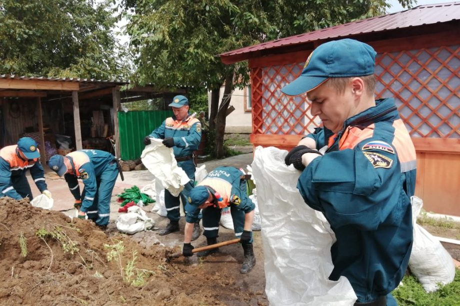 Камчатские спасатели оказывают помощь населению в подтопленных районах Приамурья. Фото: пресс-служба краевого управления МЧС. Фотография 1