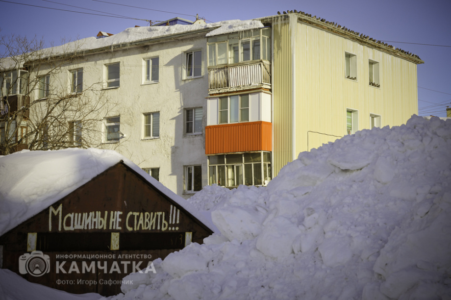 Коммунальные службы Камчатки продолжают бороться со снежными завалами (фоторепортаж). . Фотография 1
