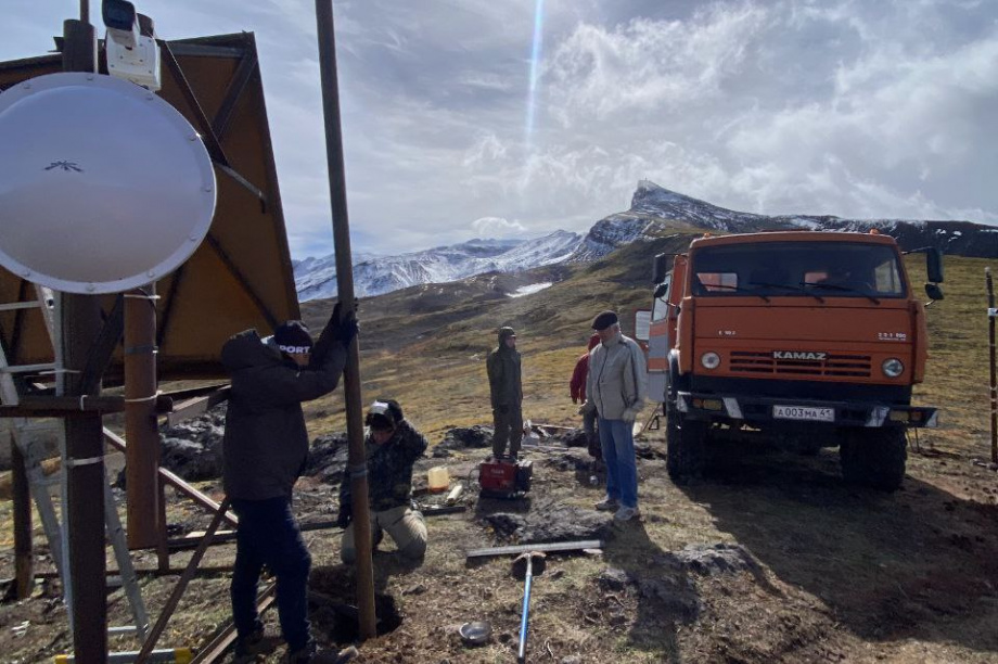 Новую сейсмостанцию установили в районе вулкана Мутновского на Камчатке. https://t.me/kbgsras. Фотография 5