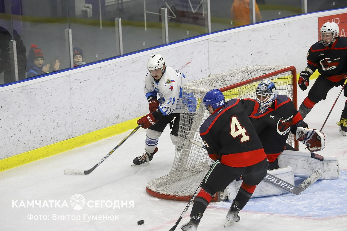 Чемпионат по хоккею среди взрослых команд стартовал на Камчатке. Фото: Виктор Гуменюк\ИА "Камчатка". Фотография 21