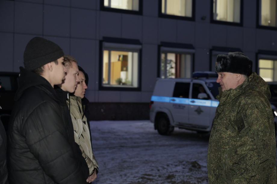 Пятнадцать елизовчан отправились на службу в армию. Фото: Администрация ЕМР. Фотография 3