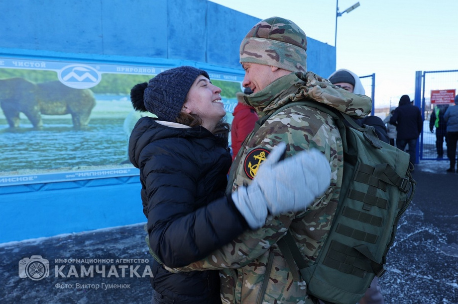 Это радость со слезами на глазах — самолёт с мобилизованными бойцами СВО прилетел на Камчатку. Фото: Виктор Гуменюк . Фотография 17