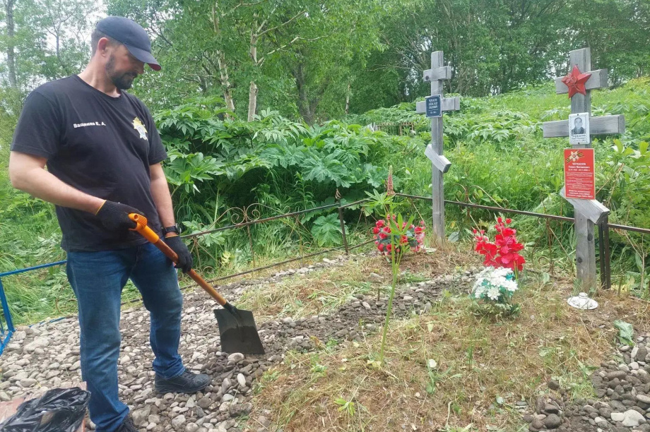 Офицеры СК и кадеты привели в порядок захоронение ветерана войны в Усть-Большерецком округе. СУ СК России по Камчатскому краю