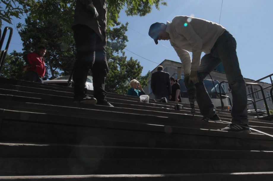 Лестницу в центре Петропавловске привели в порядок благодаря вмешательству депутата. . Фотография 4