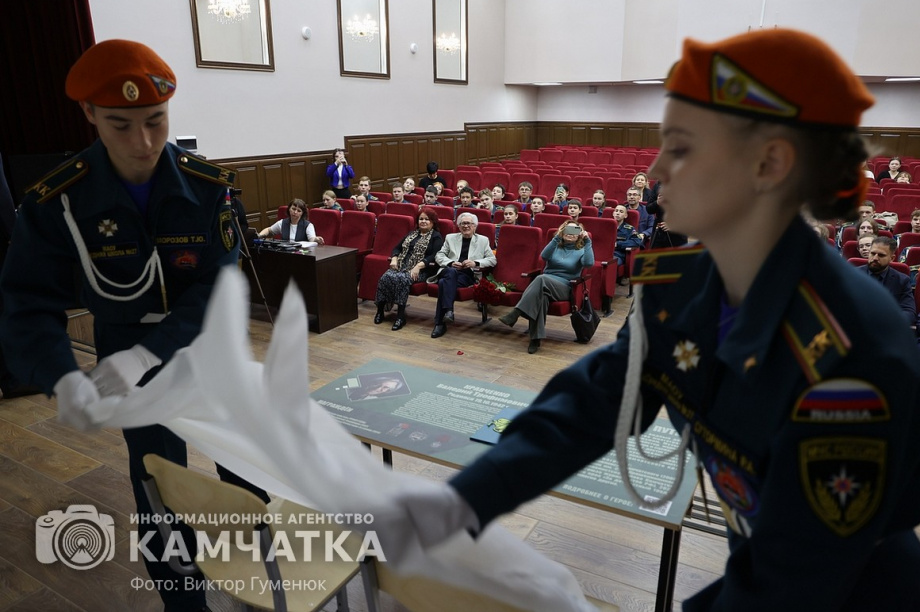 «Парту Героя» открыли сегодня в школе Петропавловска. фото: Виктор Гуменюк. Фотография 9