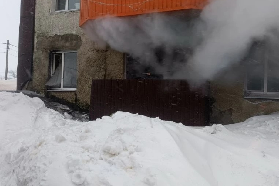 Камчатский пожарный вынес пенсионерку из горящего дома, не дождавшись подмоги. Фото: Сергей Лебедев, ВК
