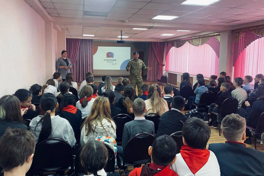 Ученики камчатской школы краевой столицы встретились с ветераном СВО. Фото: фонд Защитники Отечества (Камчатка). Фотография 3