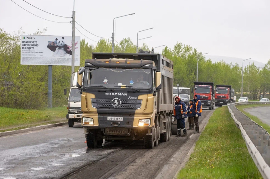  Дорогу к аэропорту Петропавловска-Камчатского отремонтируют с опережением графика. Фото: ФКУ ДСД «Дальний Восток». Фотография 1