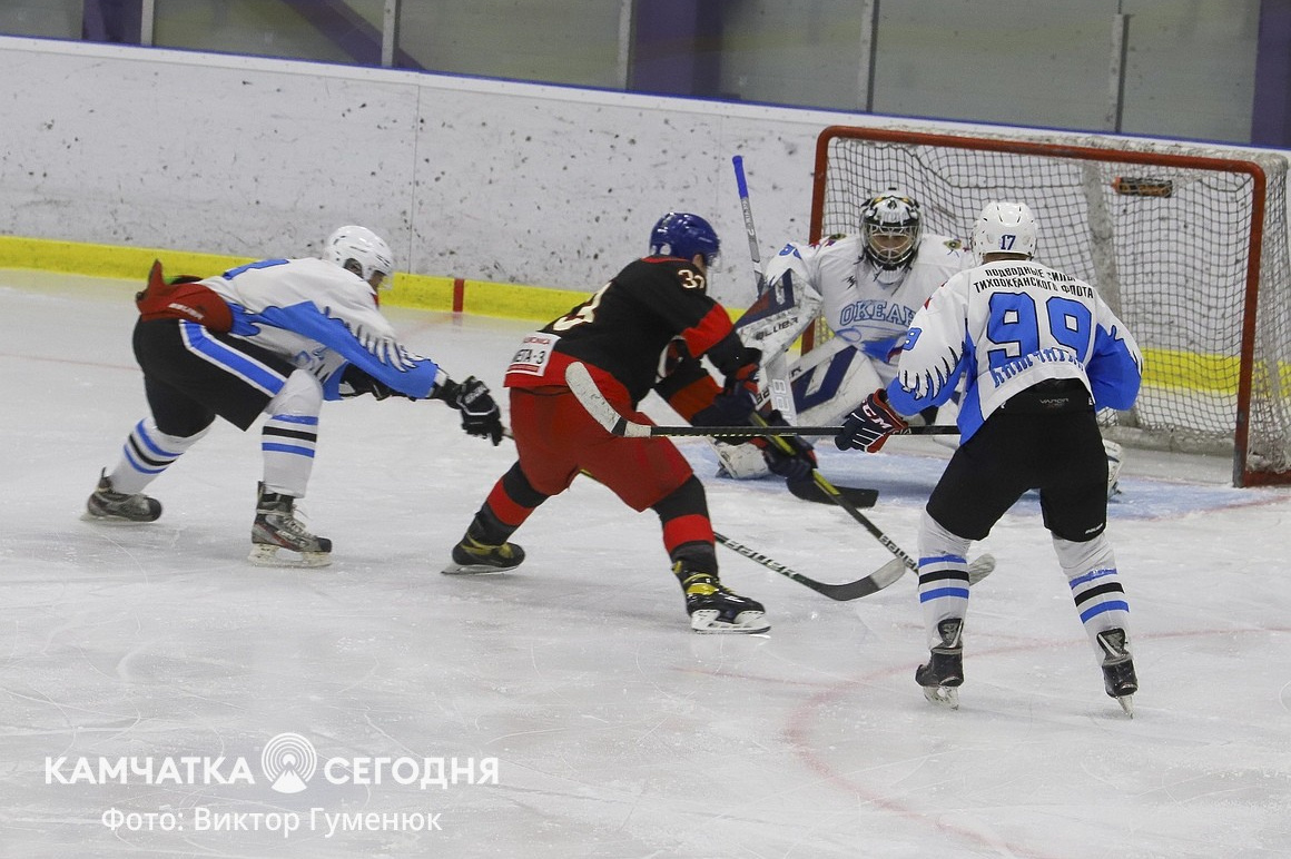 Чемпионат по хоккею среди взрослых команд стартовал на Камчатке. Фото: Виктор Гуменюк\ИА "Камчатка". Фотография 10