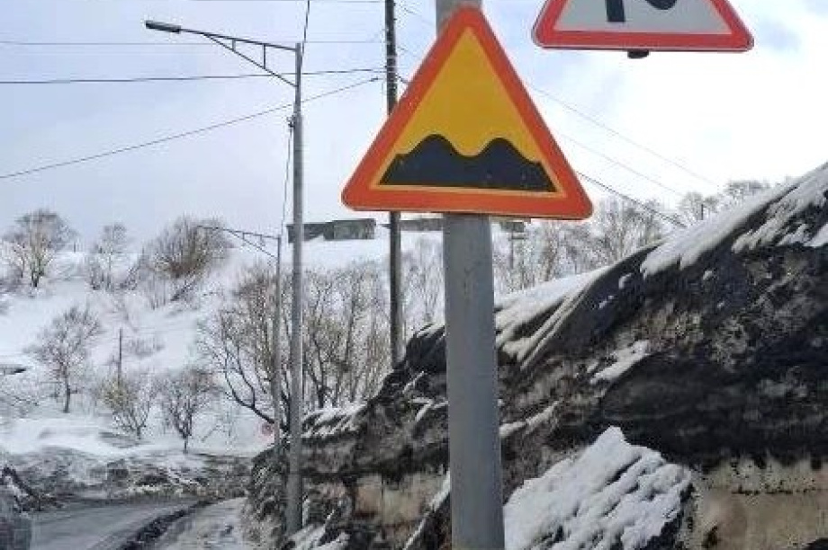 Ямы на дорогах столицы Камчатки временно закладывают мешками с песком. . Фотография 7