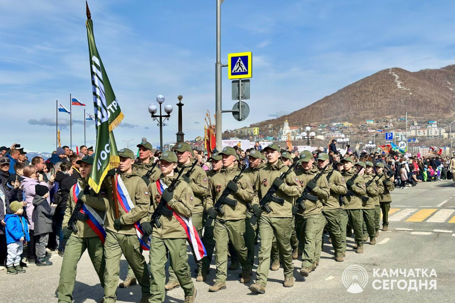 Отметить День Победы в центр Петропавловска-Камчатского пришли тысячи горожан. . Фотография 14