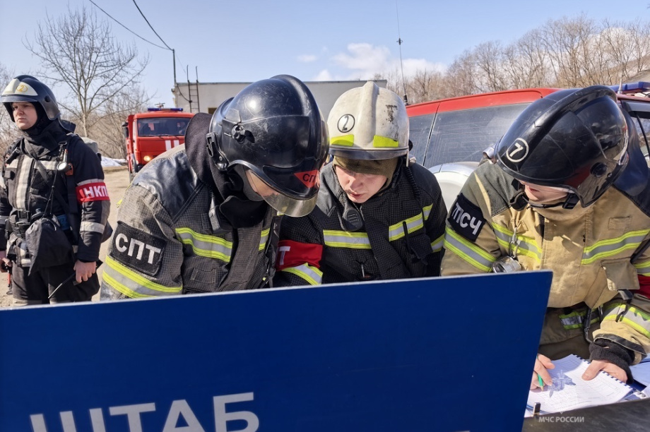 Пожарные тренировались спасать пациентов из горящего психоинтерната в Елизово. Фото: ГУ МЧС России по Камчатскому краю. Фотография 7