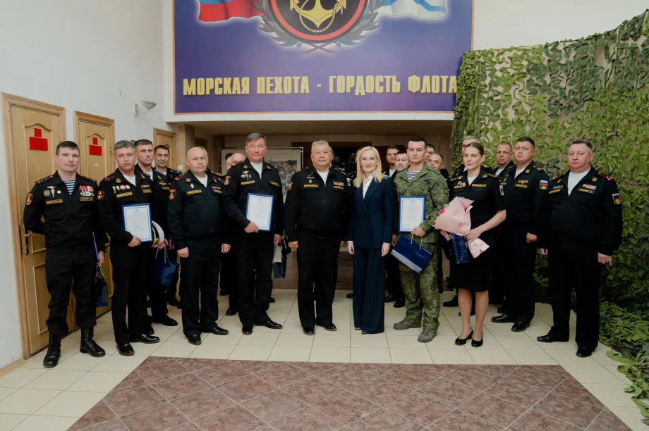 Ирина Яровая встретилась с героическими камчатскими морпехами 40-й бригады. . Фотография 1