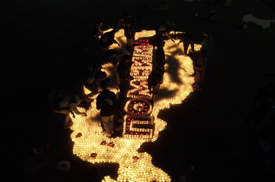 На Камчатке из семи с половиной тысяч свечей выложили «Огненную картину войны». Фото: kamgov.ru. Фотография 4