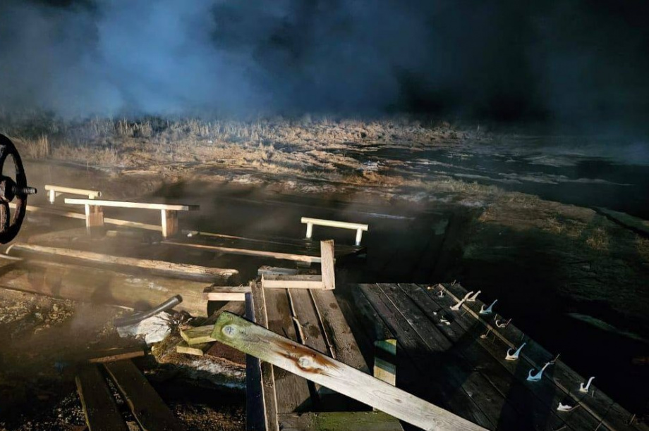 Всё поломано: В камчатские «Дикие озерки»  нагрянули неадекватные посетители. фото из соцсетей. Фотография 1