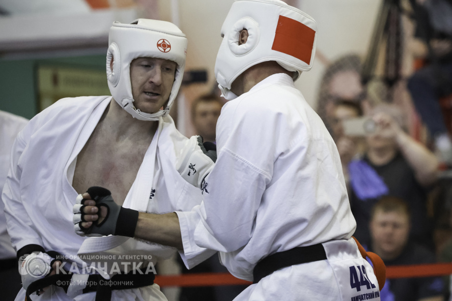 На Камчатке состоялся Чемпионат и первенство ДФО по каратэ-киокусинкай (фоторепортаж). Фото: «Камчатка Сегодня» \ Игорь Сафончик. Фотография 90