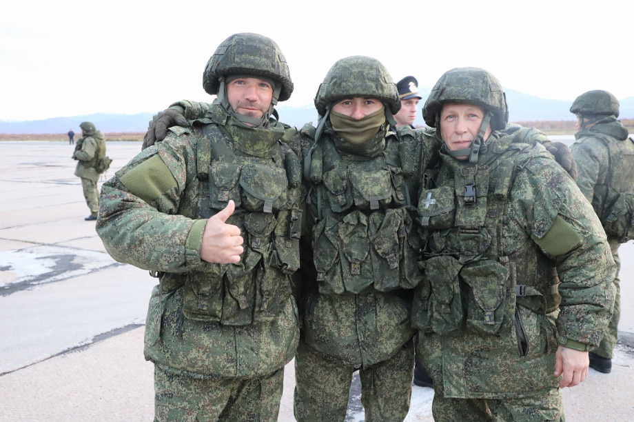 Мобилизованных жителей Камчатки торжественно проводили к месту несения службы. Фото: Виктор Гуменюк. Фотография 15
