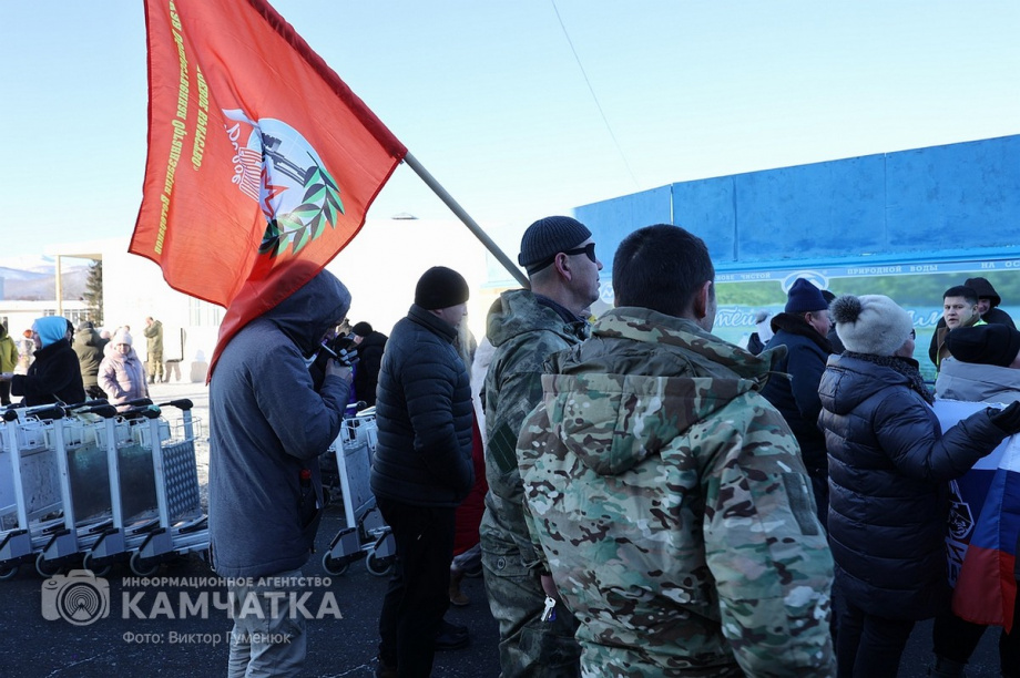 Это радость со слезами на глазах — самолёт с мобилизованными бойцами СВО прилетел на Камчатку. Фото: Виктор Гуменюк . Фотография 62