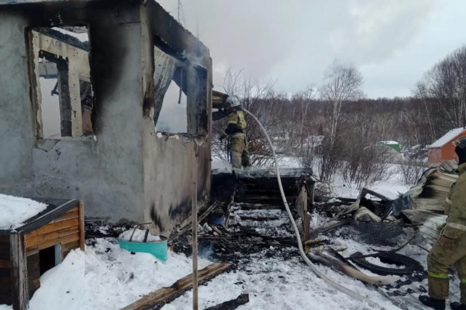 Дачный дом горел в Елизовском районе Камчатки. фото: kamcod