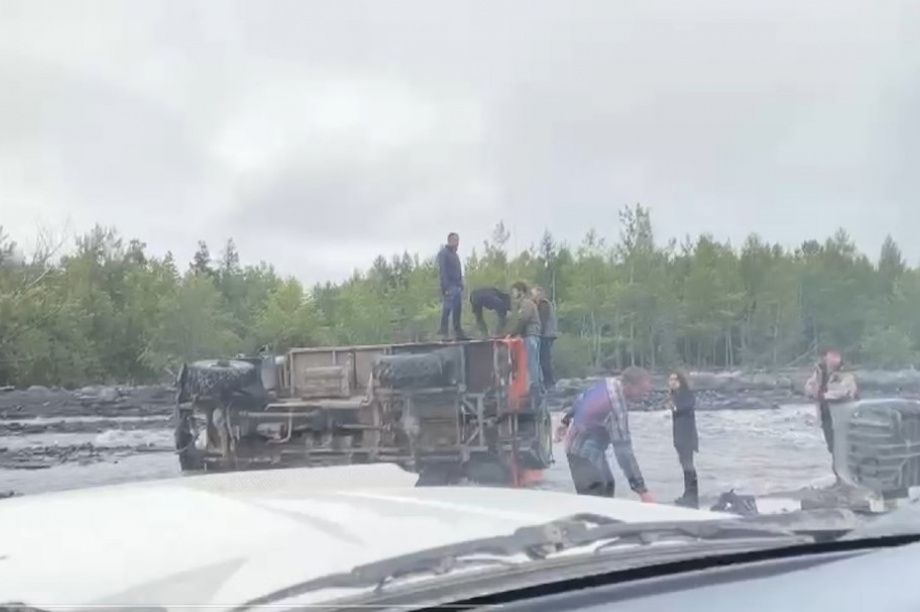 В Усть-Камчатском округе на реке Студёная перевернулась вахтовка. Фото: ВК Сергея Лебедева 
