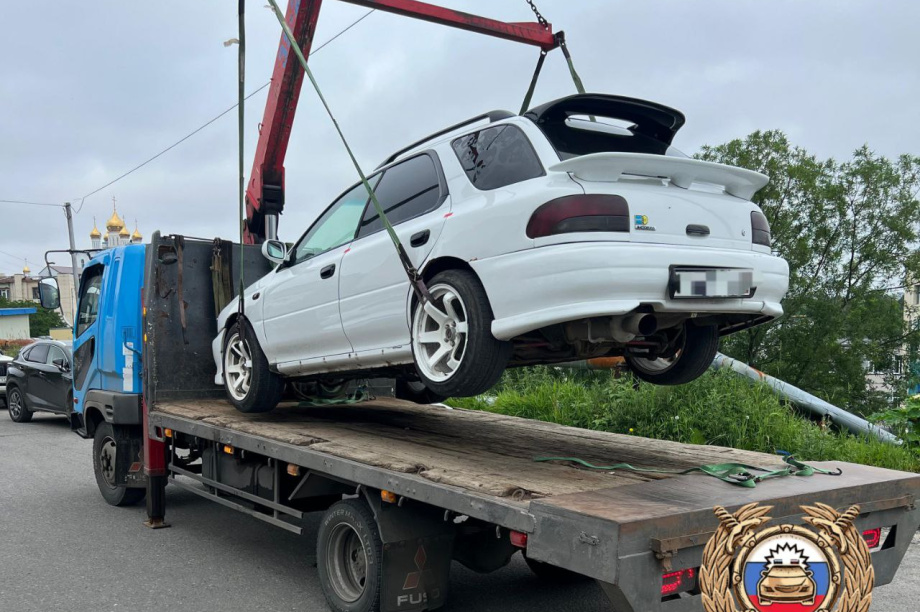 Житель Камчатки приехал за правами на тонированном автомобиле и лишился машины. Фото: Госавтоинспекция. Фотография 1
