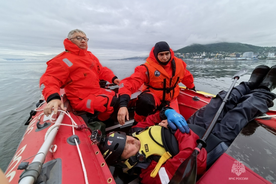 На Камчатке прошли учения по спасению каякеров в холодной воде. Фото: ГУ МЧС России по Камчатскому краю. Фотография 3