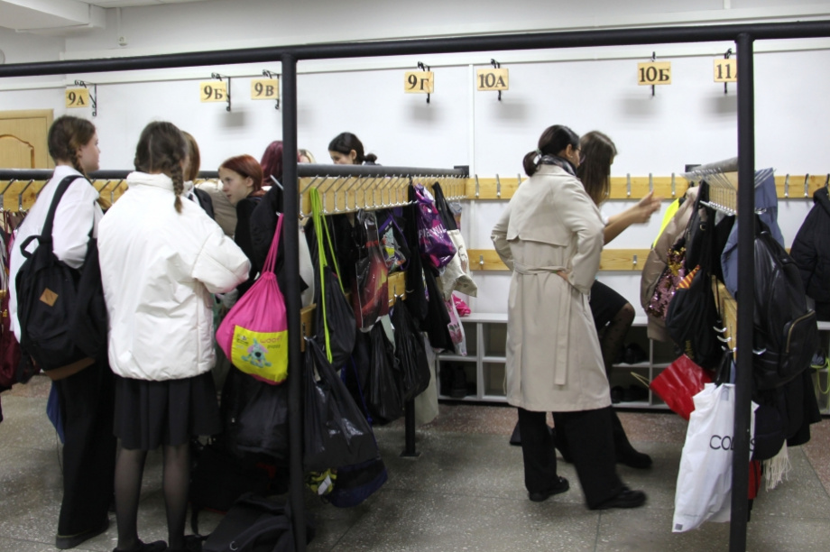 Современная раздевалка появилась в петропавловской гимназии №39 благодаря депутатам. Фото: ЗСКК. Фотография 6