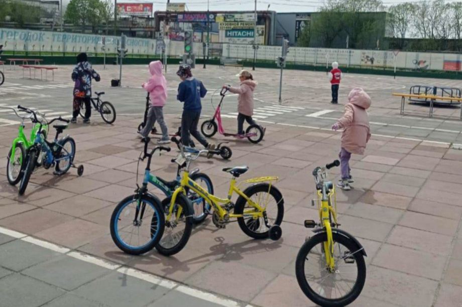 Воспитанники пришкольных лагерей изучают ПДД в «Автогородке» в Петропавловске-Камчатском,. Фото: Управление образования ПКГО. Фотография 4