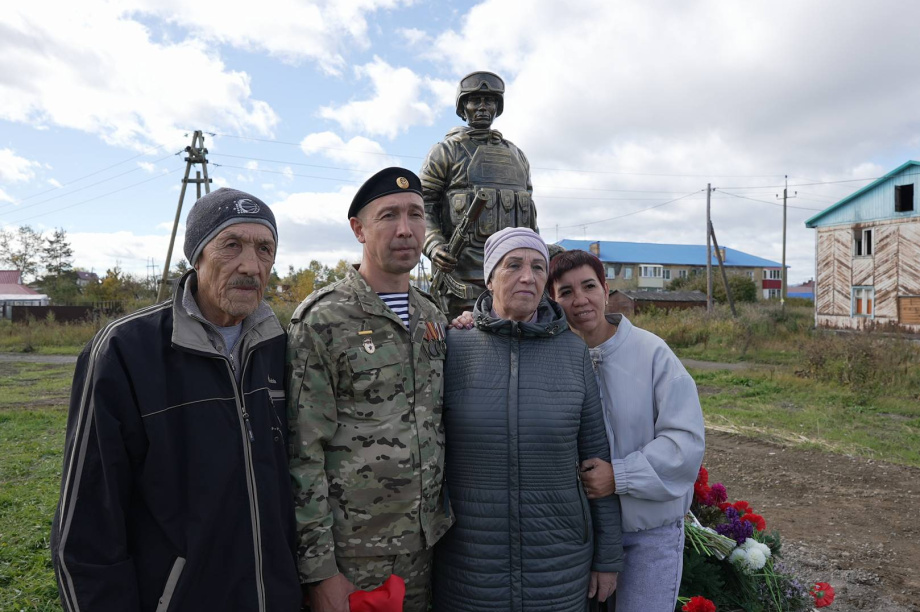 «Живи и помни»: в селе Мильково открыли памятник участникам СВО. zskk.ru. Фотография 10
