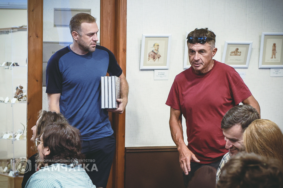 Российский мотопутешественник представил на Камчатке премьеру своего фильма о Командорах. Фото: «Камчатка Сегодня» \ Игорь Сафончик+. Фотография 16