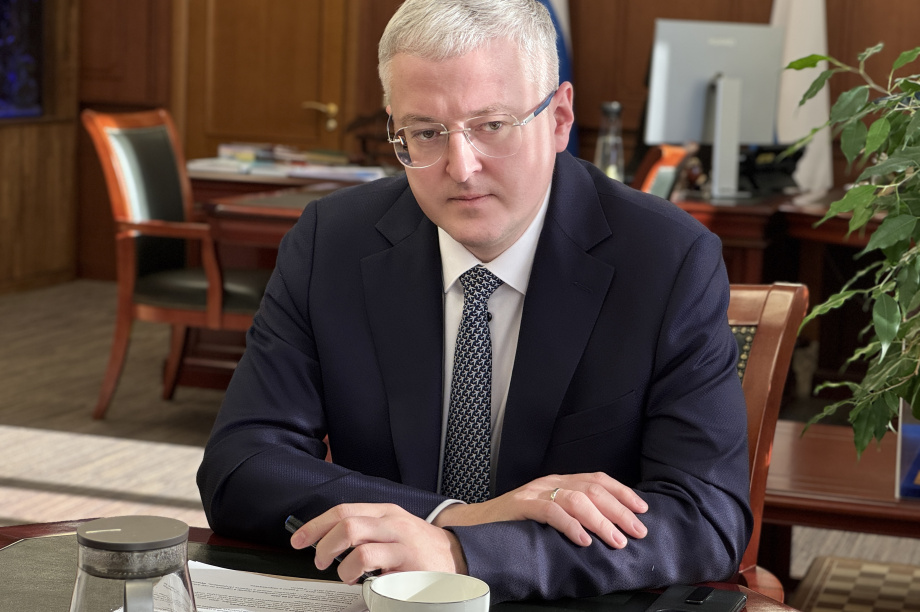 Владимир Солодов вручил ключи от квартиры олимпийскому призёру Никите Филиппову. Фото: kamgov.ru. Фотография 4