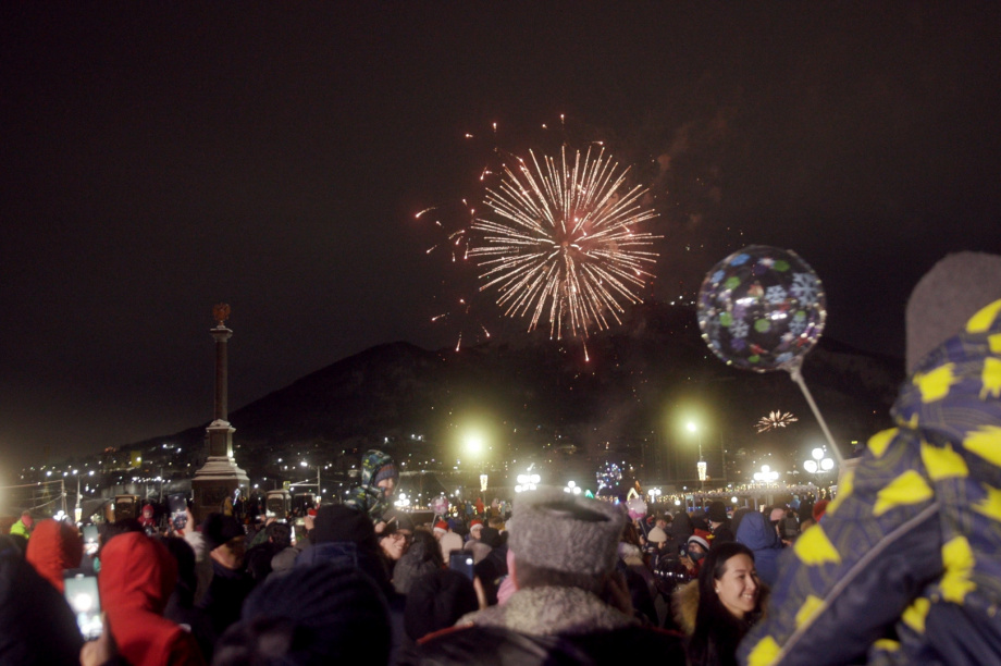Губернатор поздравил камчатцев с Новым годом в центре Петропавловска. Фото: kamgov.ru. Фотография 7