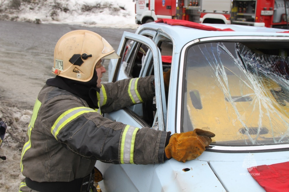 На Камчатке прошли учения по ликвидации последствий ДТП. Фото: МЧС РФ по Камчатскому краю  . Фотография 7