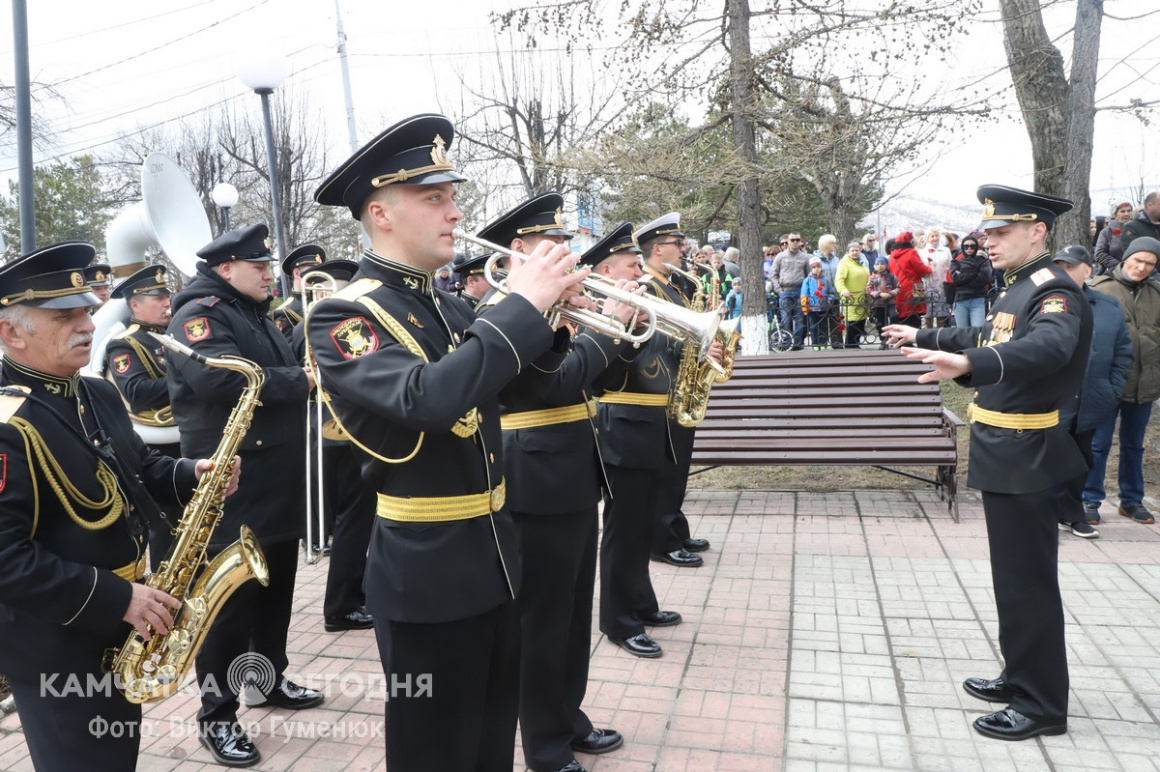 Торжественный митинг «Помним и гордимся» прошел в Елизове. Фоторепортаж. фото: Виктор Гуменюк. Фотография 43