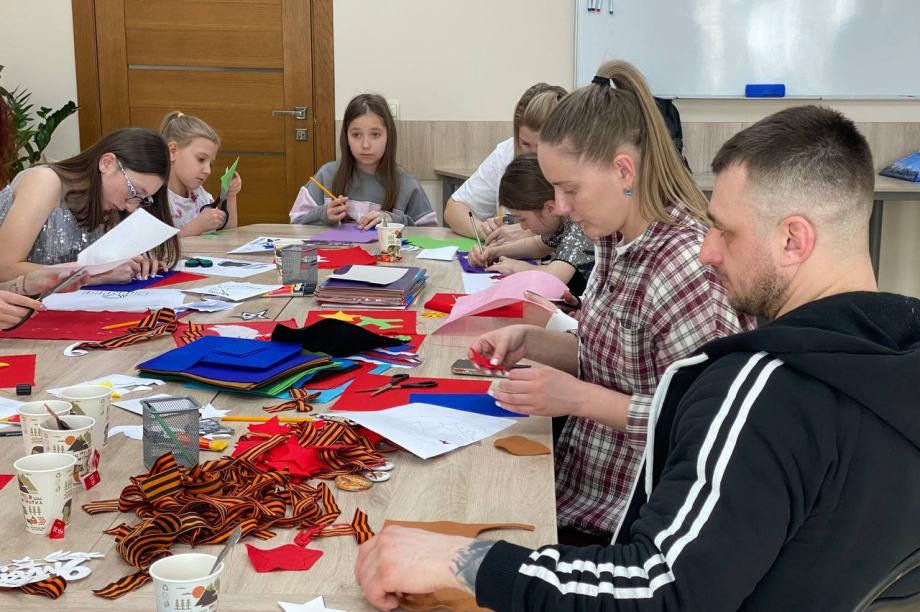 Копию Знамени Победы из лоскутов с аппликацией создали на Камчатке. Фото организаторов. Фотография 4