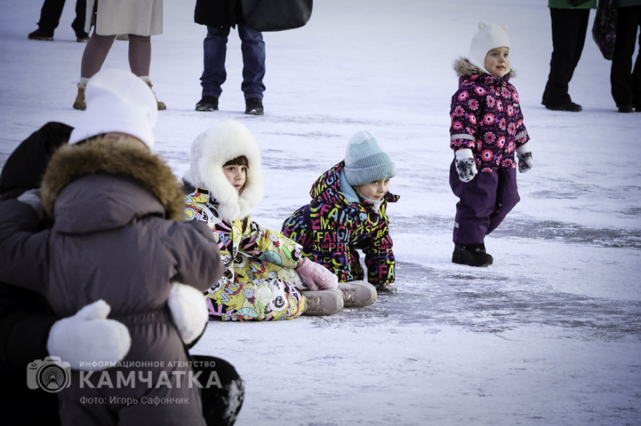 В Петропавловске-Камчатском продолжаются новогодние развлечения (фоторепортаж). Фото: «Камчатка Сегодня» \ Игорь Сафончик. Фотография 64
