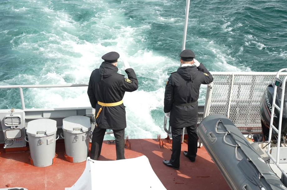 Камчатцы почтили память моряков, погибших при разминировании Авачинского залива в 1945 году. kamgov.ru. Фотография 1